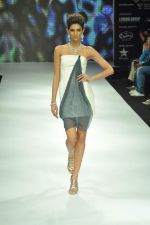Model walks the ramp for Eekani Jewels Swpanil Shinde Show at IIJW Day 1 on 19th Aug 2012 (64).JPG